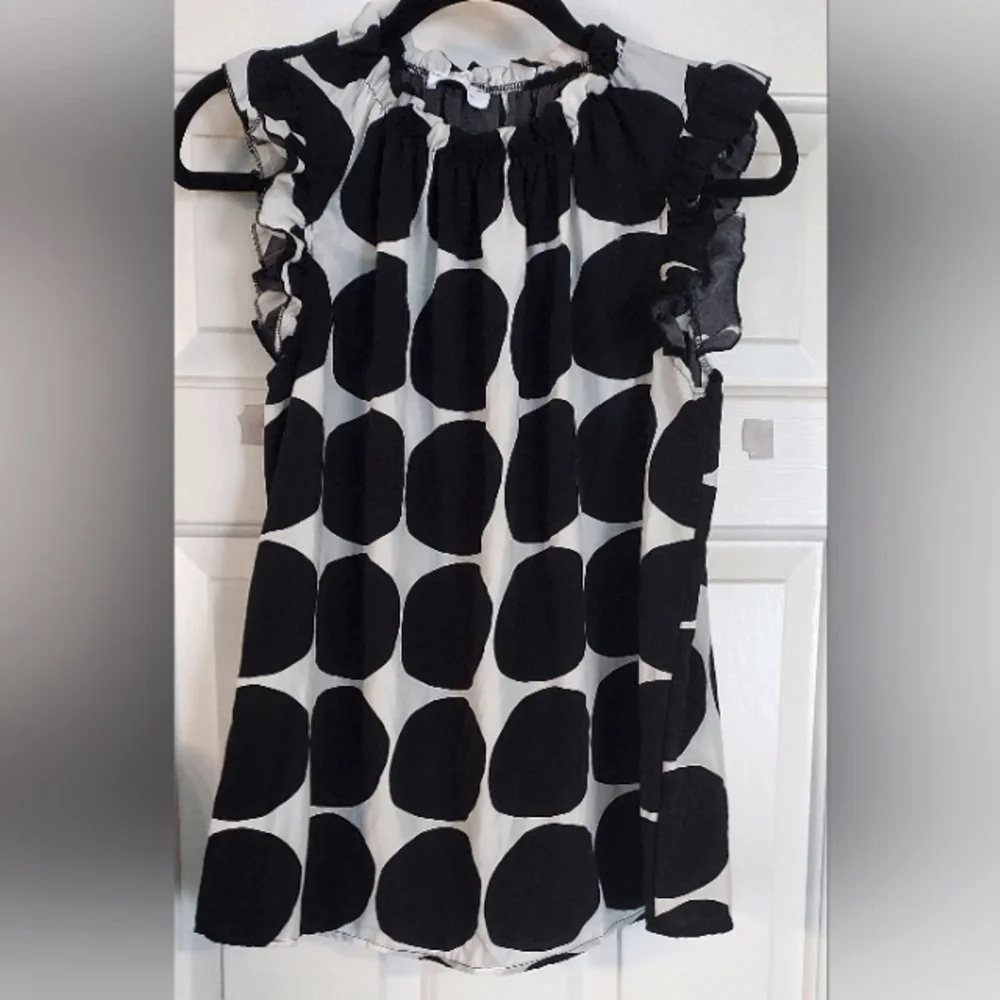 Shirring Mock-Neck Polkadot TopSize M. - Picture 2 of 3